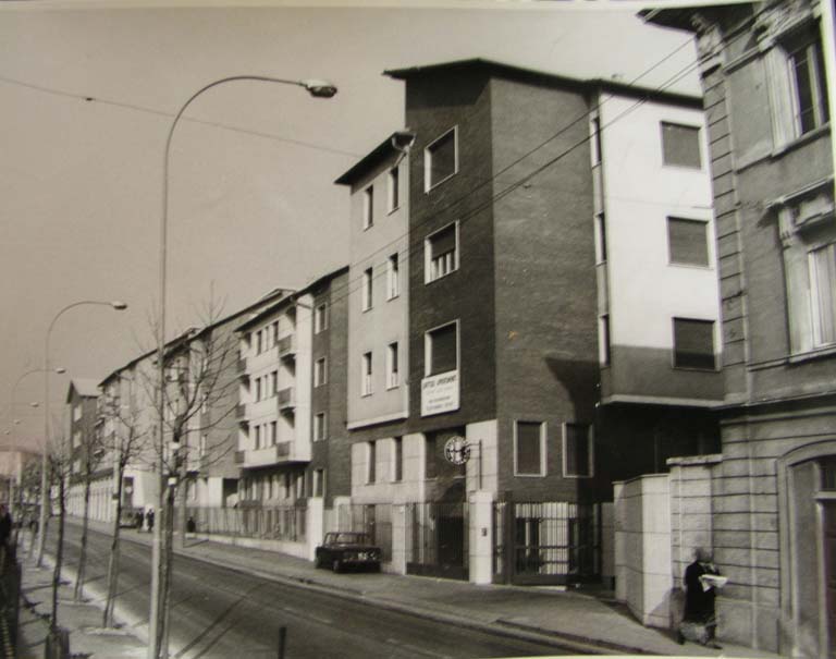 Complesso residenziale quartiere Piave, Brescia. Fronte verso via Lechi. Stampa fotografica b/n. 