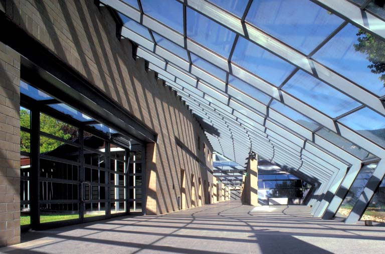 Centro Espositivo Congressuale del Parco di Villa Erba, Cernobbio. Particolare della vasca d'acqua intorno al padiglione centrale verso il lago