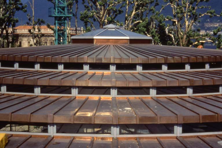 Centro Espositivo Congressuale del Parco di Villa Erba, Cernobbio. Vista esterna della copertura rivestita in rame