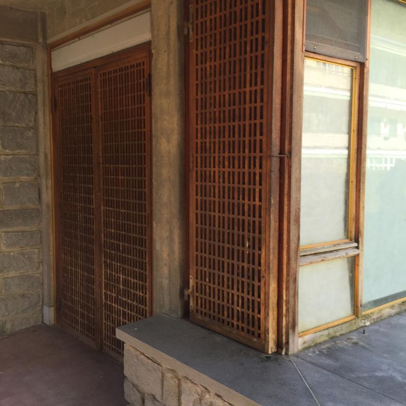 Dettaglio dei serramenti in legno e degli antoni grigliati, 2019  