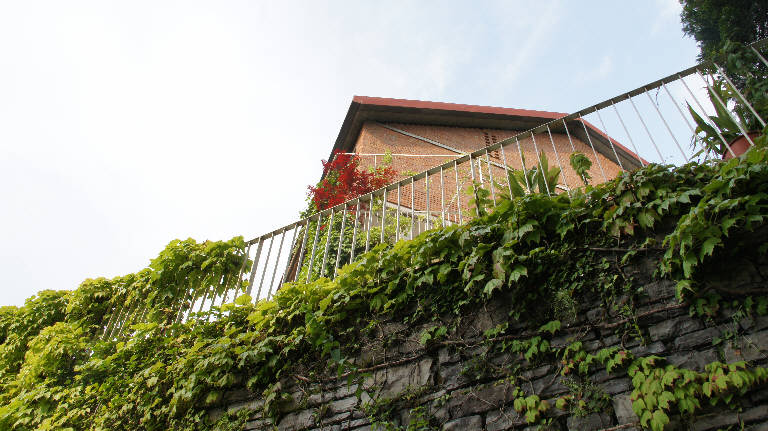 Basilico, Sabrina - 2014. Primary subject is Residence per le famiglie di quattro fratelli in Varenna, in the Fiumelatte area. The surrounding environment shows the urban or architectural context of the building, with the work presented as the main focus.