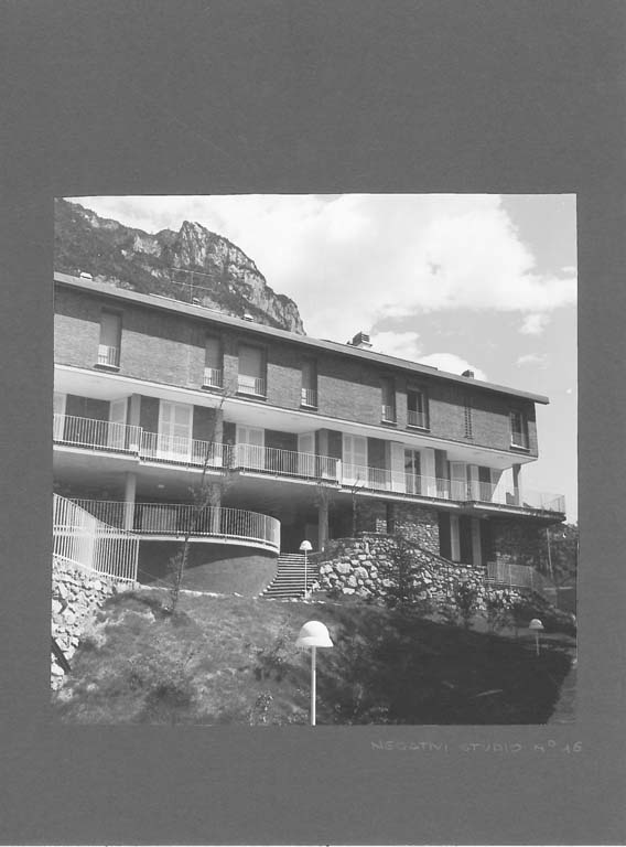 Residence, località Fiumelatte, Varenna. Stampa fotografica b/n. (Archivio Giorgio Monico e Sergio Cobolli Gigli). Primary subject is Residence per le famiglie di quattro fratelli in Varenna, in the Fiumelatte area. The surrounding environment shows the urban or architectural context of the building, with the work presented as the main focus.