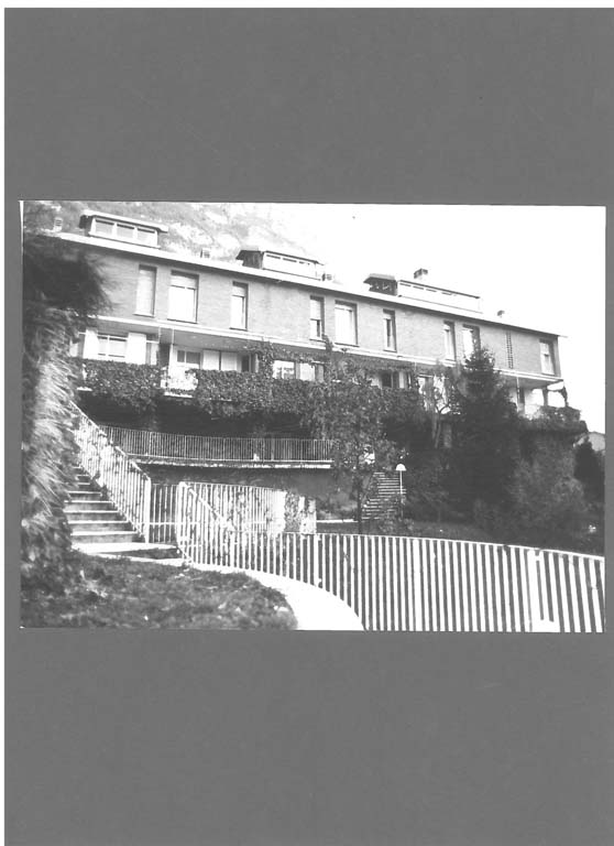 Residence, località Fiumelatte, Varenna. Stampa fotografica b/n. (Archivio Giorgio Monico e Sergio Cobolli Gigli). Primary subject is Residence per le famiglie di quattro fratelli in Varenna, in the Fiumelatte area. The surrounding environment shows the urban or architectural context of the building, with the work presented as the main focus.