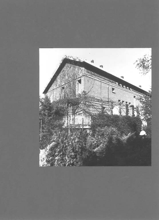Residence, località Fiumelatte, Varenna. Stampa fotografica b/n. (Archivio Giorgio Monico e Sergio Cobolli Gigli). Primary subject is Residence per le famiglie di quattro fratelli in Varenna, in the Fiumelatte area. The surrounding environment shows the urban or architectural context of the building, with the work presented as the main focus.
