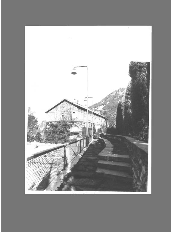 Residence, località Fiumelatte, Varenna. Stampa fotografica b/n. (Archivio Giorgio Monico e Sergio Cobolli Gigli). Primary subject is Residence per le famiglie di quattro fratelli in Varenna, in the Fiumelatte area. The surrounding environment shows the urban or architectural context of the building, with the work presented as the main focus.