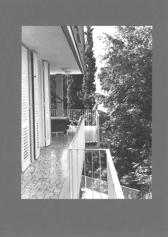 Residence, località Fiumelatte, Varenna. Dettaglio delle terrazze. Stampa fotografica b/n. (Archivio Giorgio Monico e Sergio Cobolli Gigli). Primary subject is Residence per le famiglie di quattro fratelli in Varenna, in the Fiumelatte area. The surrounding environment shows the urban or architectural context of the building, with the work presented as the main focus.