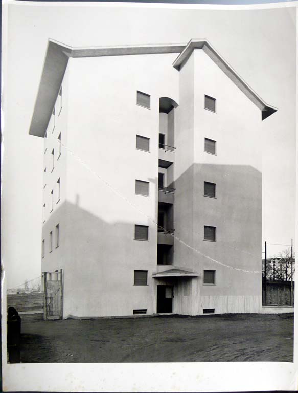 Case popolari Ina-Casa, via A. Folperti, Pavia. Vista del fronte di ingresso dell'edificio. Stampa fotografica b/n.