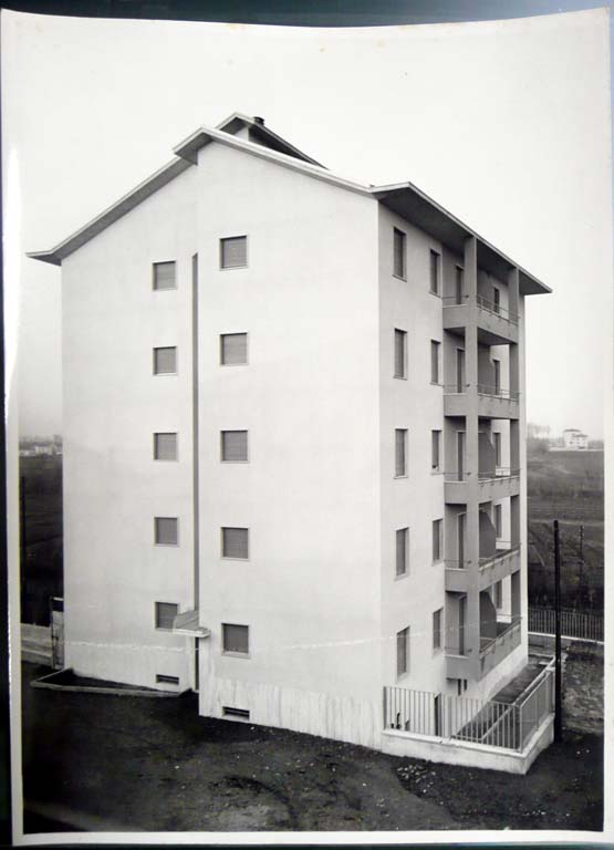 Case popolari Ina-Casa, via A. Folperti, Pavia. Scorcio dell'edificio. Stampa fotografica b/n.
