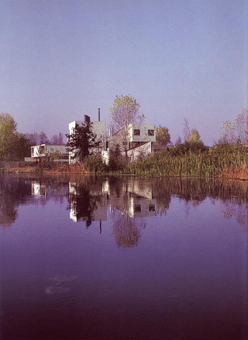 La casa vista dal fiume da est