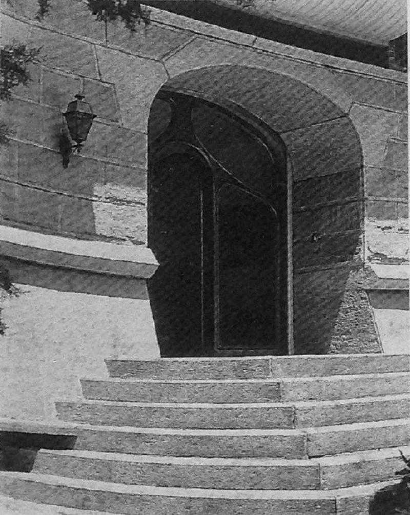 Particolare della scalinata di accesso e del portale ad arco 