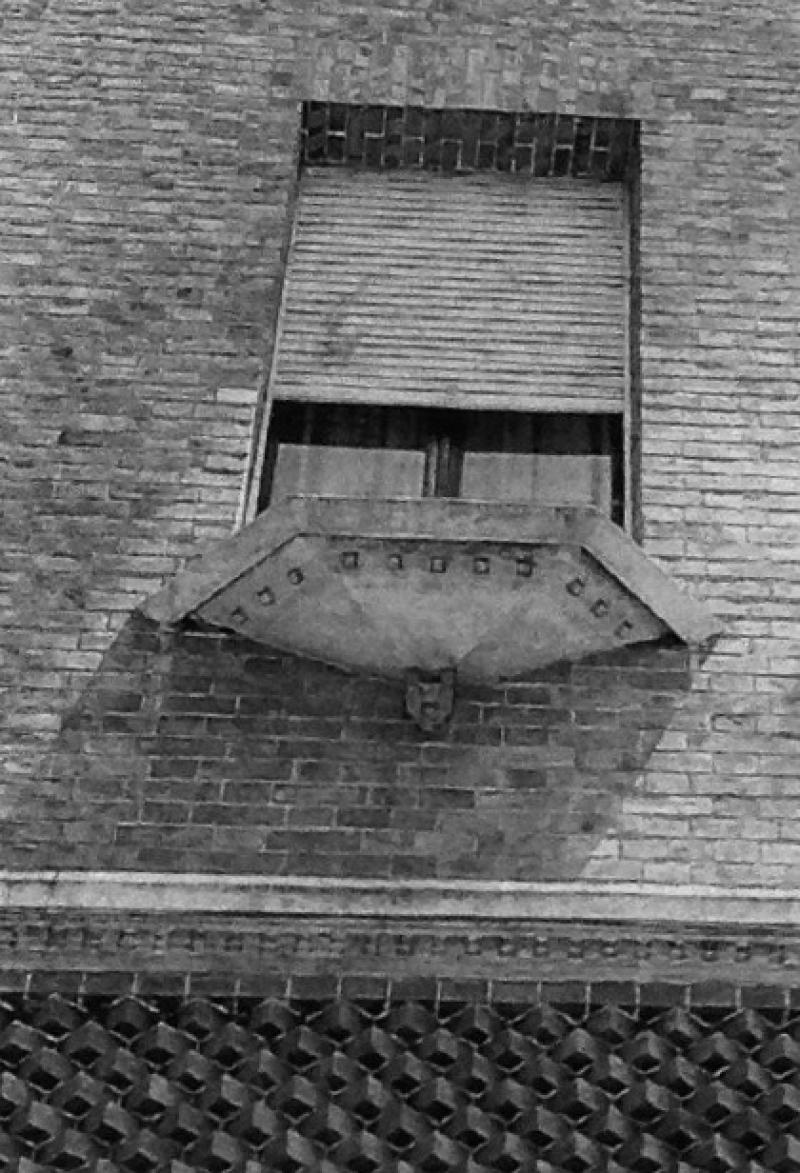 Particolare dei davanzali semi-esagonali a imbuto in pietra artificiale 