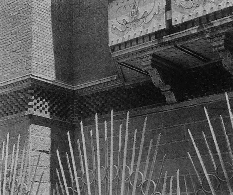 Particolare della cornice della parete “a dentelli” in pietra artificiale e della fascia di mattoni “a dente di sega” 