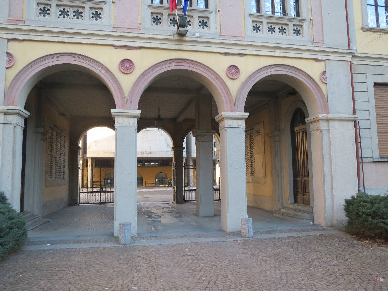 Ingresso al complesso con l'edificio novecentesco preesistente