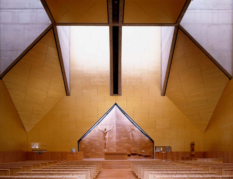 Interno della chiesa del centro pastorale Giovanni XXIII, Seriate