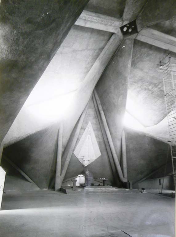 Chiesa della Beata Vergine Immacolata, Longuelo. Interno e altare. Stampa fotografica b/n. 