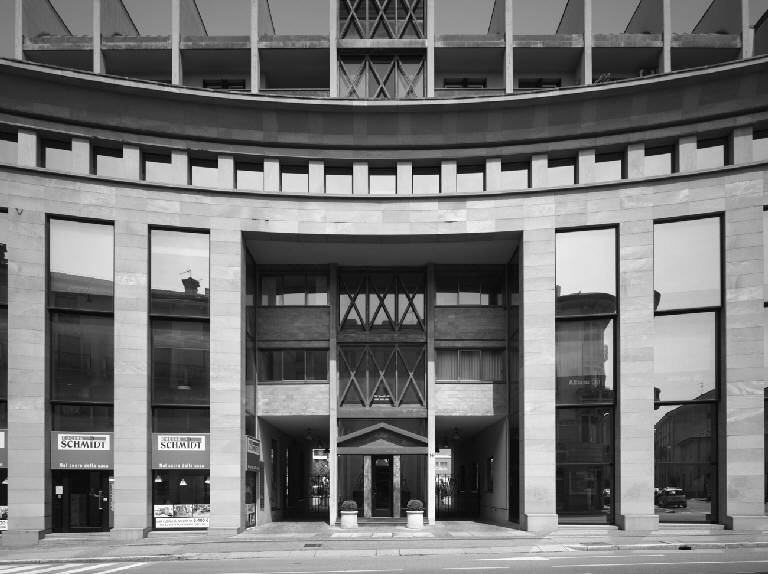 Dettaglio del portico di ordine gigante, rivolto a via Maj