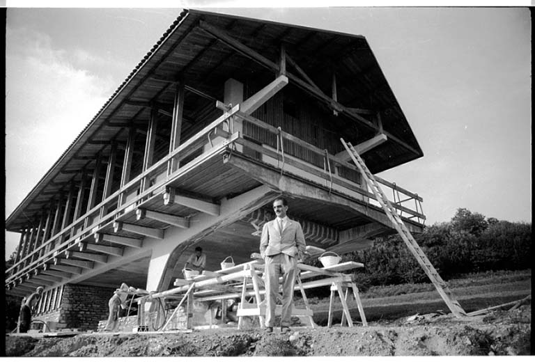Carlo Mollino di fronte alla casa in costruzione