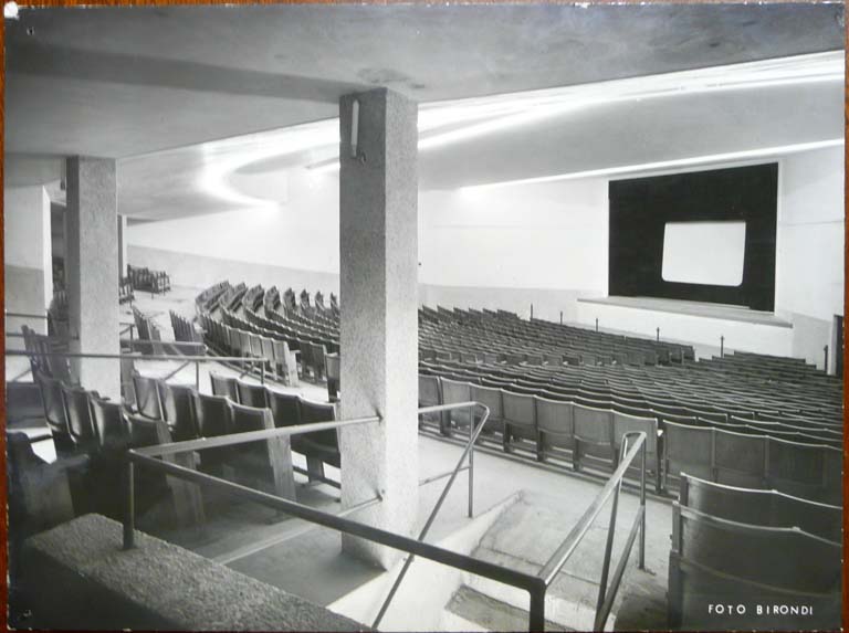 Oratorio parrocchiale con cinema e teatro, Stezzano. Vista della sala del cinema teatro. Stampa fotografica b/n, s.d.