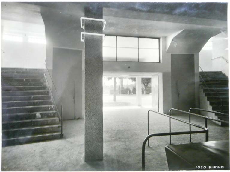 Oratorio parrocchiale con cinema e teatro, Stezzano. Vista dell'ingresso. Stampa fotografica b/n, s.d.