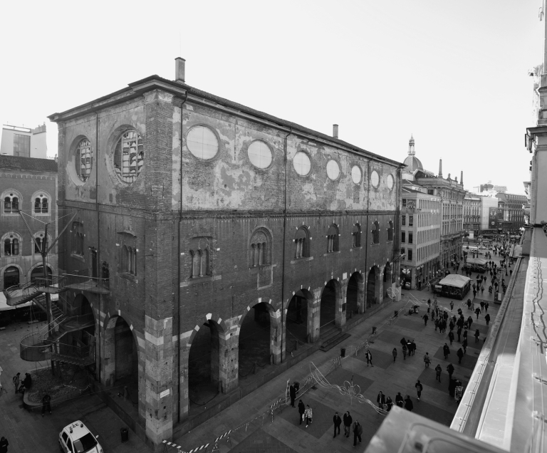 Veduta generale di piazza dei Mercanti con al centro il palazzo della Ragione