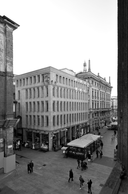 Veduta generale dell'edificio su piazza dei Mercanti e via dei Mercanti
