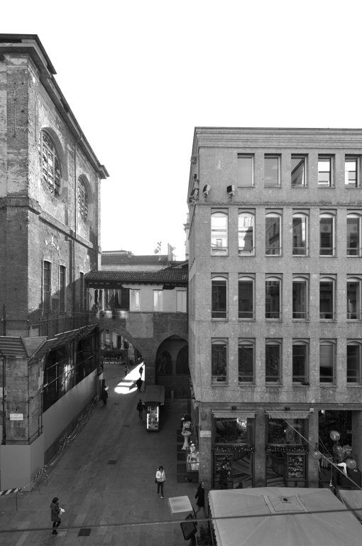 Dettaglio della facciata su via dei Mercanti con il passaggio sopaelevato di accesso al palazzo della Ragione