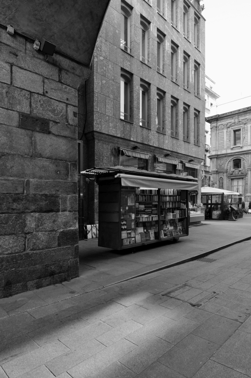 La fascia basamentale con la trabeazione continua in leggero aggetto che sostiene la parte superiore della facciata