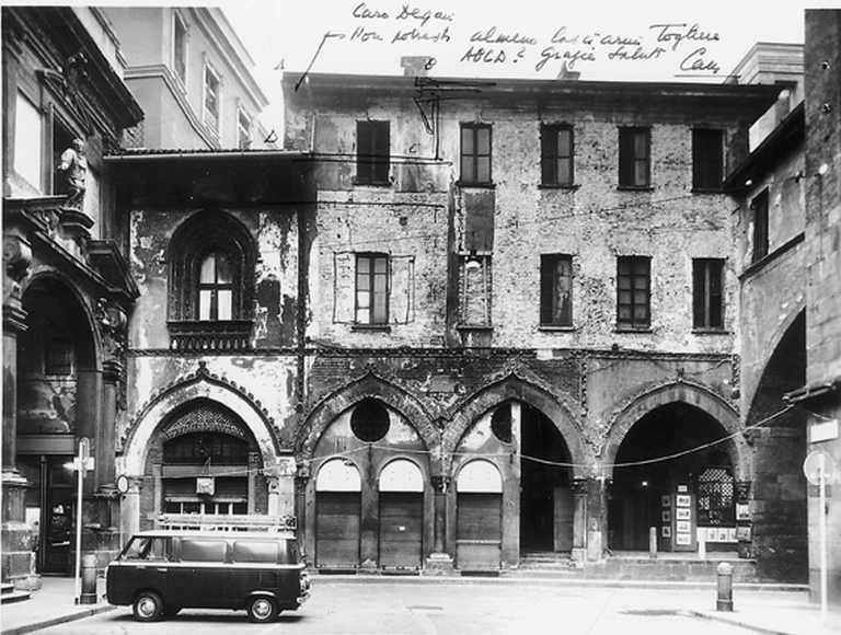 Casa Panigarola durante i lavori di recupero, con note autografe di Cassi, indirizzate al Soprintendente. Stampa fotografica b/n