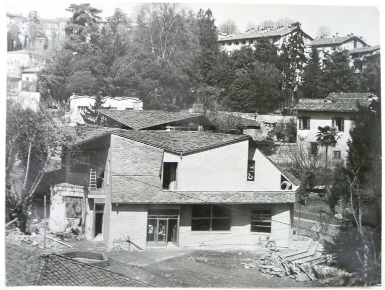 Casa Colombo, Bergamo. Vista d'insieme della casa in costruzione. Stampa fotografica b/n.