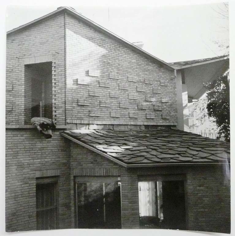 Casa Colombo, Bergamo. Dettaglio paramento murario da nord ovest. Stampa fotografica b/n.