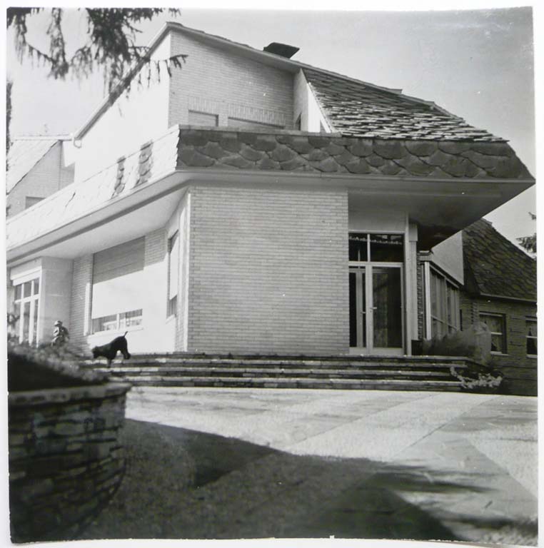 Casa Colombo, Bergamo. Ingresso. Stampa fotografica b/n. 
