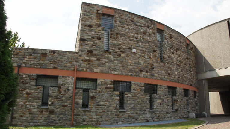 Particolare dell'edificio di pertinenza alla chiesa