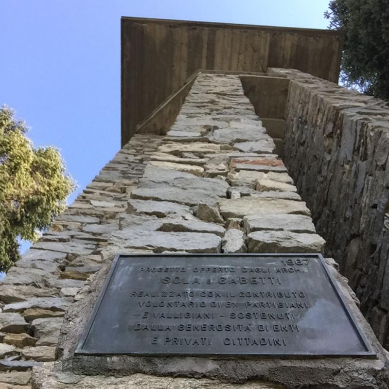 Vista dal basso del monumento, 2019 