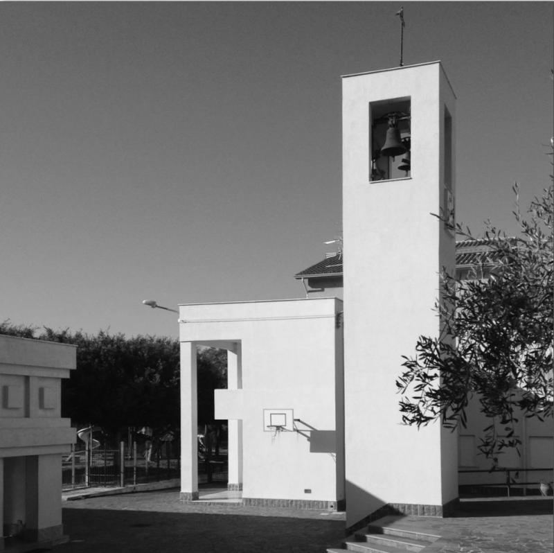 Prospetto laterale con la torre campanaria