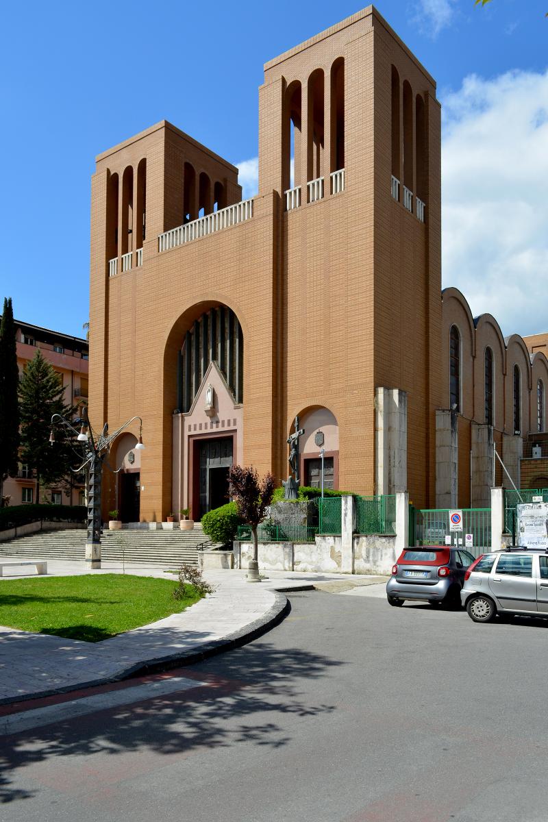 Vista complesso chiesa e piazza antistante