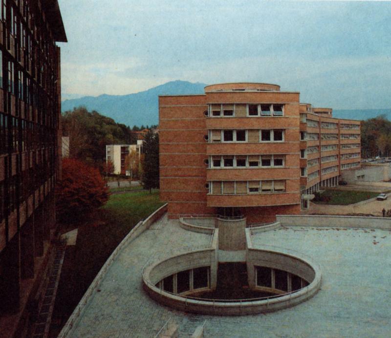 Veduta della piazza di collegamento tra l’edifico a “stella” e i nuovi uffici. Il giardino circolare illumina il corridoio di collegamento 