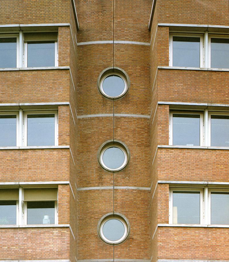 Dettaglio della facciata sud. Le finestre a oblò che danno luce al corridoio trapezoidale di giunzione tra i blocchi