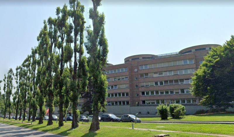 Veduta del fronte nord con il basamento in cemento stilato, 2019