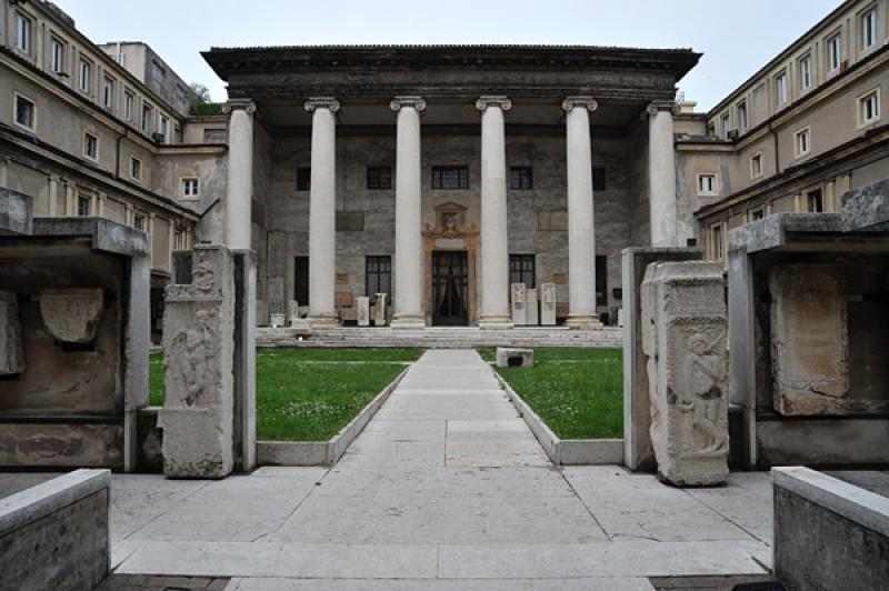 Cortile, vista verso il pronao del Teatro Filarmonico