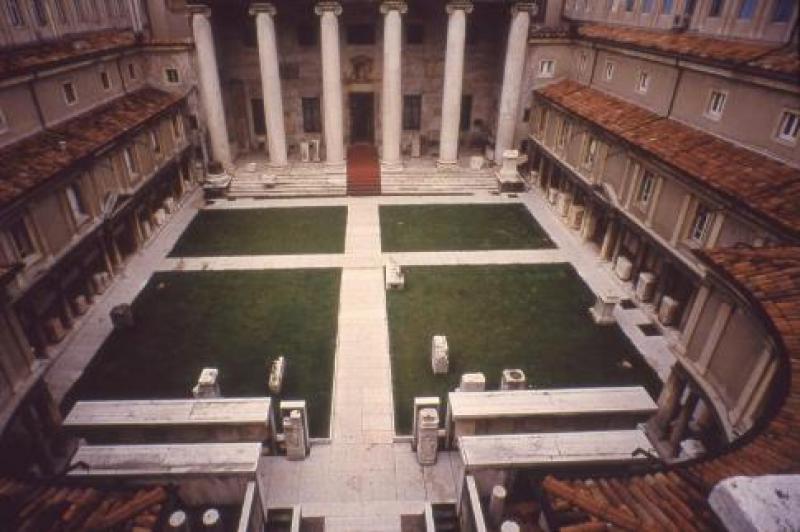 Cortile, vista dall'alto (da www.fondoambienteitaliano.it)