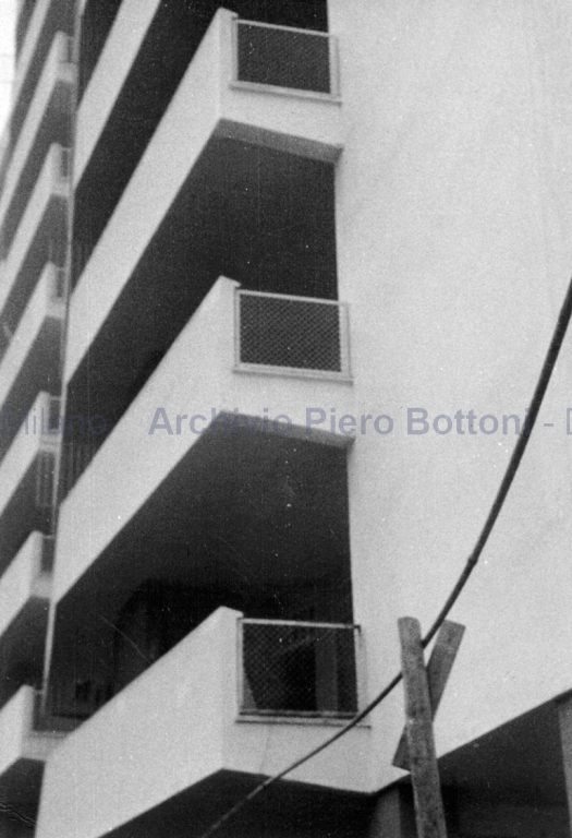 Particolare del balcone prospetto ovest, positivo, bianco e nero