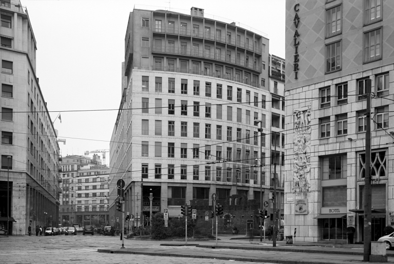 L'edificio visto da piazza Missori, all'angolo dell'Hotel dei Cavalieri di Emilio Lancia