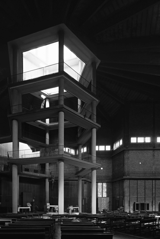 L'invaso della chiesa, dominato dal ciborio