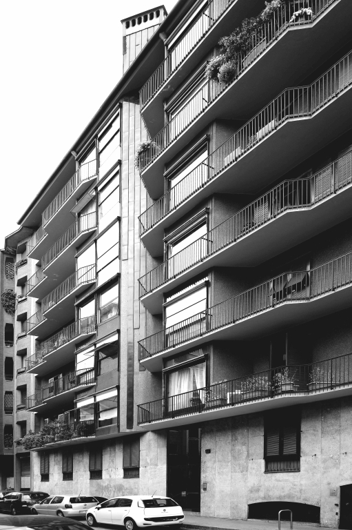 L'edificio visto da via Vigoni