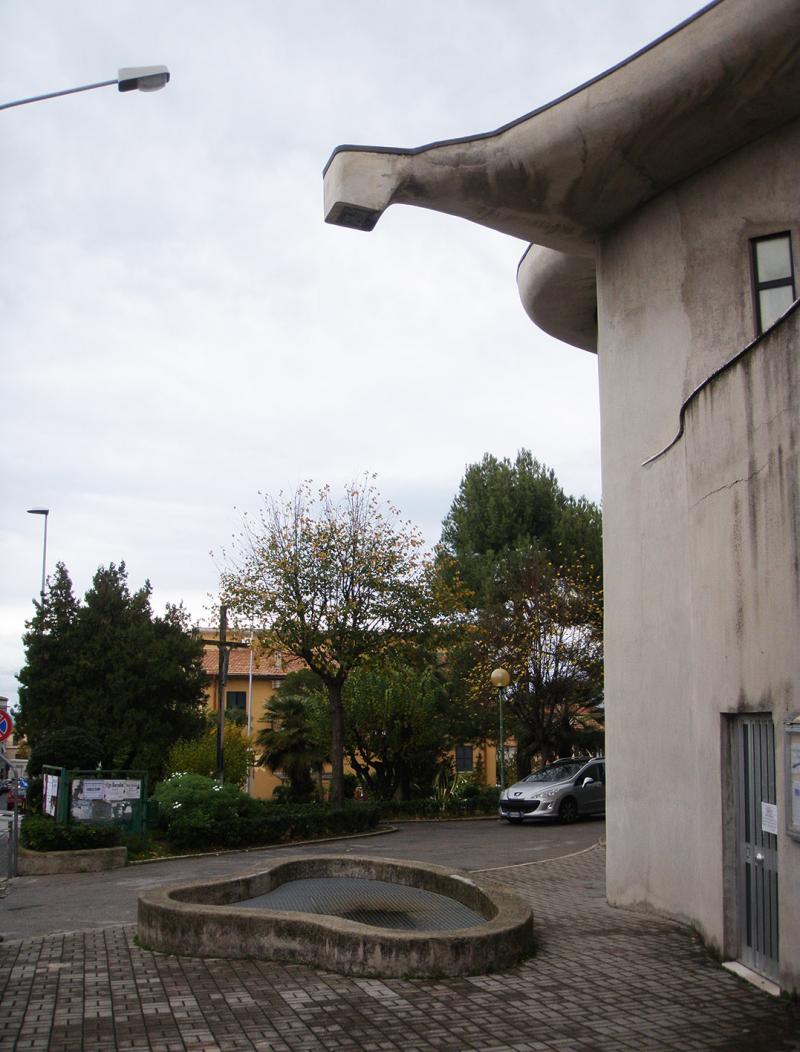 esterno, dettaglio copertura e vasca d'acqua
