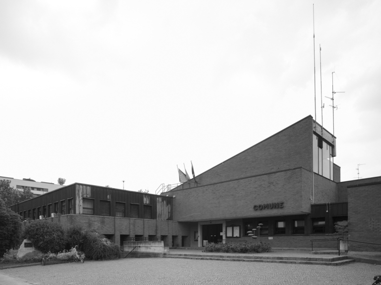 Il municipio visto dall'antistante piazza