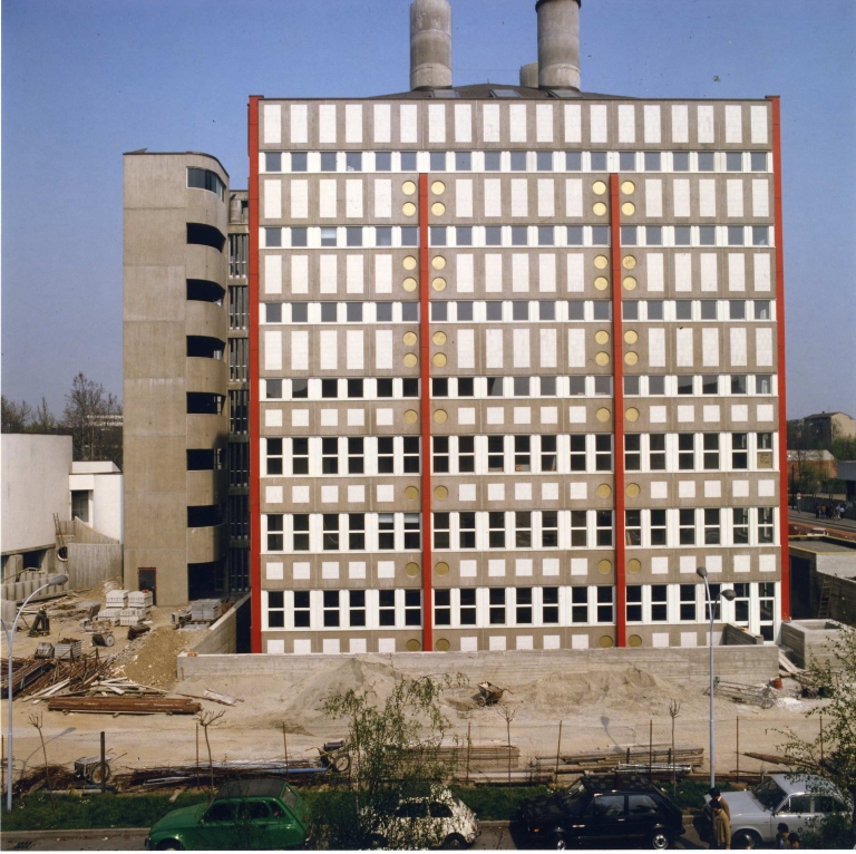 Una delle torri, ritratta poco dopo la chiusura del cantiere. Stampa fotografica a colori