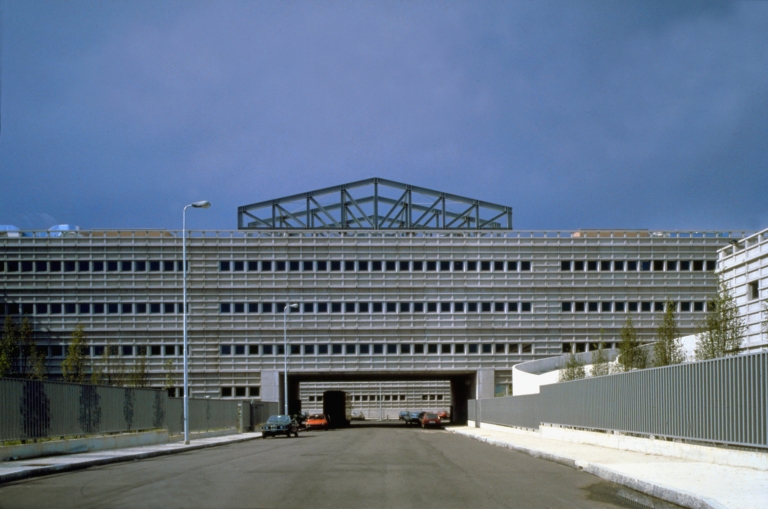 Edificio industriale, per uffici e magazzini, via Kuliscioff, Milano. Vista d'insieme dell'edificio PL3 da via Koch