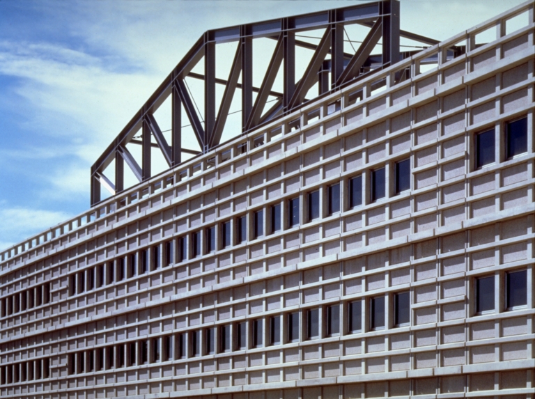 Edificio industriale, per uffici e magazzini, via Kuliscioff, Milano. Particolare del coronamento dell'edificio PL3