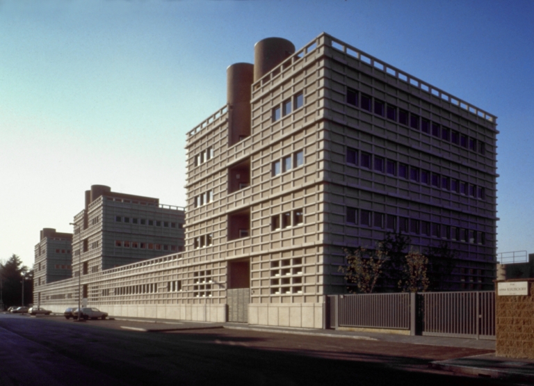 Edificio industriale, per uffici e magazzini, via Kuliscioff, Milano. Vista d'insieme dell'edificio a torri PL4 su via Kuliscioff